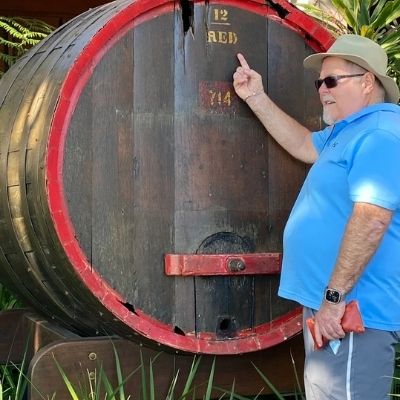 Shiyu Cat and a wine barrel